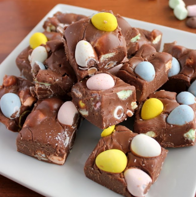 4-ingredient Easter Fudge #chocolate #dessert