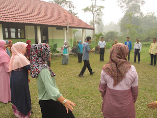 bermain bersama di luar kelas