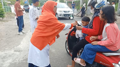 PKS Menyapa, DPD PKS Bulukumba Membagikan Takjil berbuka Puasa Kepada Pengguna Jalan.