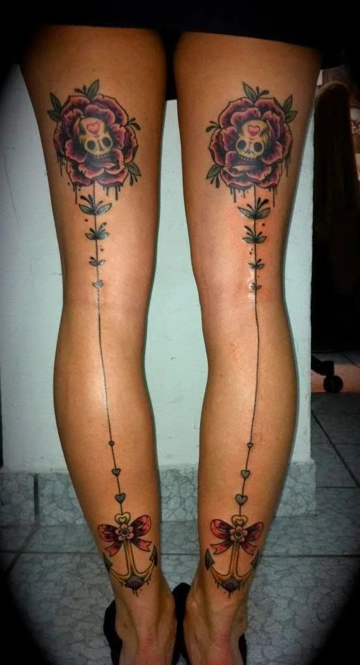 Tatuaje detras  de la pierna en chica