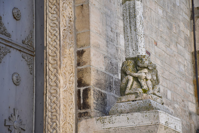 Dettaglio di una colonna del portale della cattedrale di Acerenza