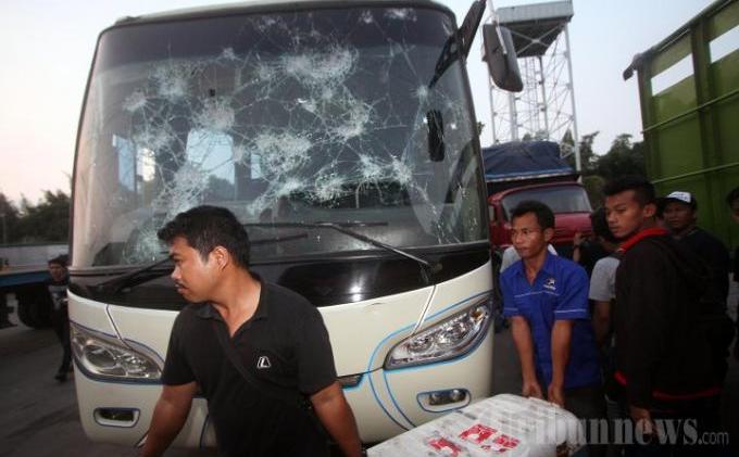 Foto-Foto Kondisi Bus Rombongan Persib yang dilempari The Jakmania