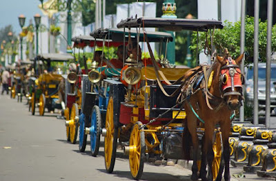 Menaiki Kereta Kuda Delman atau Andong Malioboro