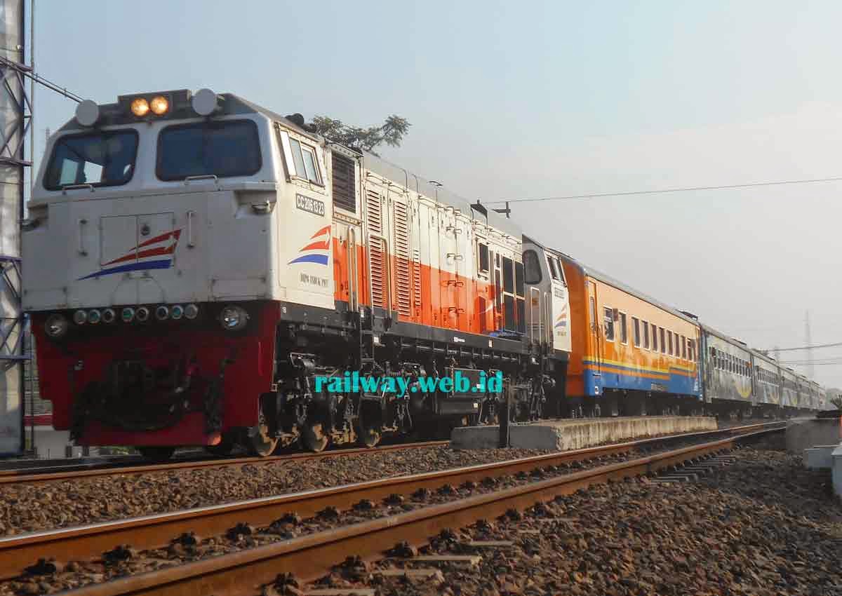 Kereta Api Penataran Ekspres Ditarik Lokomotif CC2040302 