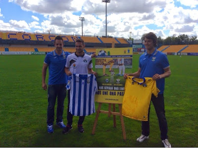 David Rodríguez, Mantovani y Carlos Álvarez posan con el cartel del Alcorcón-Leganés y con las camisetas cambiadas