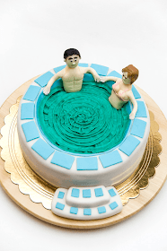Jacuzzi fondant cake with couple in it