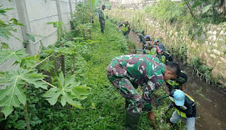 Rumput Liar Bantaran Sungai Ciganea di Kampung Biru Desa Biru Kecamatan Majalaya Wilayah Sektor 4 Sub 2 Terus di Bersihkan