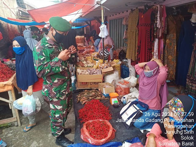 Putus Penyebaran Covid-19, Babinsa Imbau Masyarakat Laksanakan Protokol Kesehatan di Pasar Tradisional