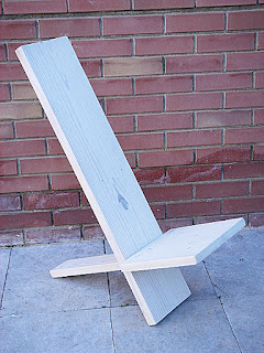 silla en madera reciclada y tintada