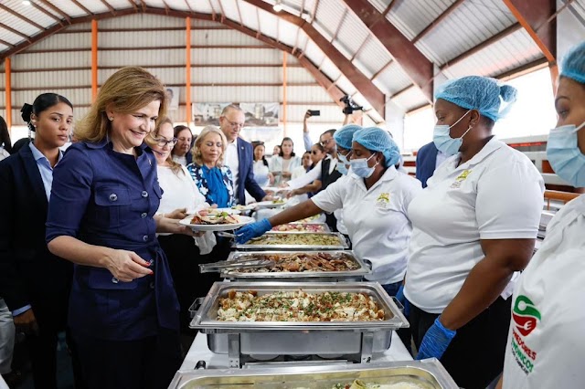 Vicepresidenta encabeza almuerzo con más de 500 mujeres en Santiago