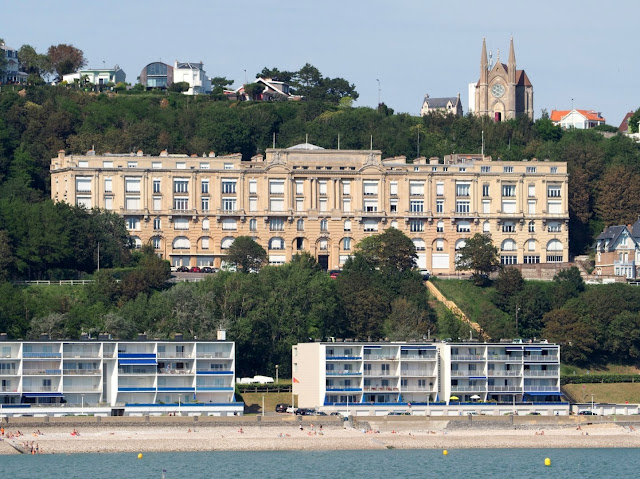 Sainte adresse, le havre, le bout du monde, les jardins suspendus sainte-adresse, dufayel building, La Boite aux Lettres Rouge du Havre, monet, l'Avenue des Régates sainte-adresse, Jusqu'au Bout du Monde, van Fabien Mérelle, Chapelle Notre-Dame-des-Flots sainte-adresse, le Pain de Sucre sainte adresse, Sisyphus Casemate Henrique Oliveira, Light at the End Ratur & Sckaro, arthur lenne sainte-adresse