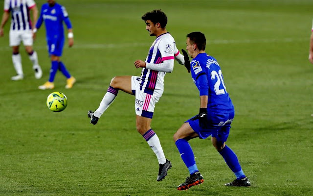 Jota controla un balón ante Maksimovic. GETAFE C. F 0 REAL VALLADOLID 1. 02/01/2021. Campeonato de Liga de 1ª División, jornada 17. Getafe, Madrid, estadio Coliseum Alfonso Pérez. GOLES: 0-1: 37’, Weissman