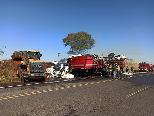 Carga de algodão transportada em carreta pega fogo na SP-284, em Martinópolis