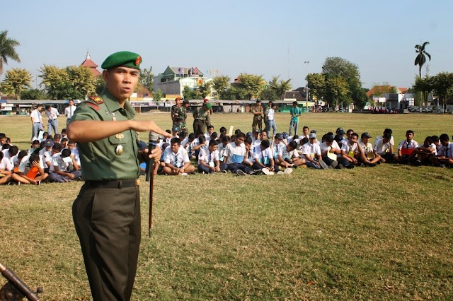 DANDIM 0726/SKH SEMANGATI MOS SISWA-SISWI SMK MUH 1 SKH DENGAN YEL-YEL