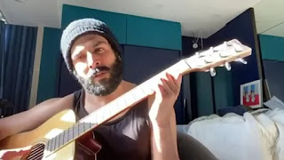 kartik aaryan playing guitar