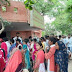Ghazipur: कोविड नियमों की अनदेखी कर हो रहा टीकाकरण, वैक्सीन लगवाने के लिए केंद्रों पर उमड़ी भीड़