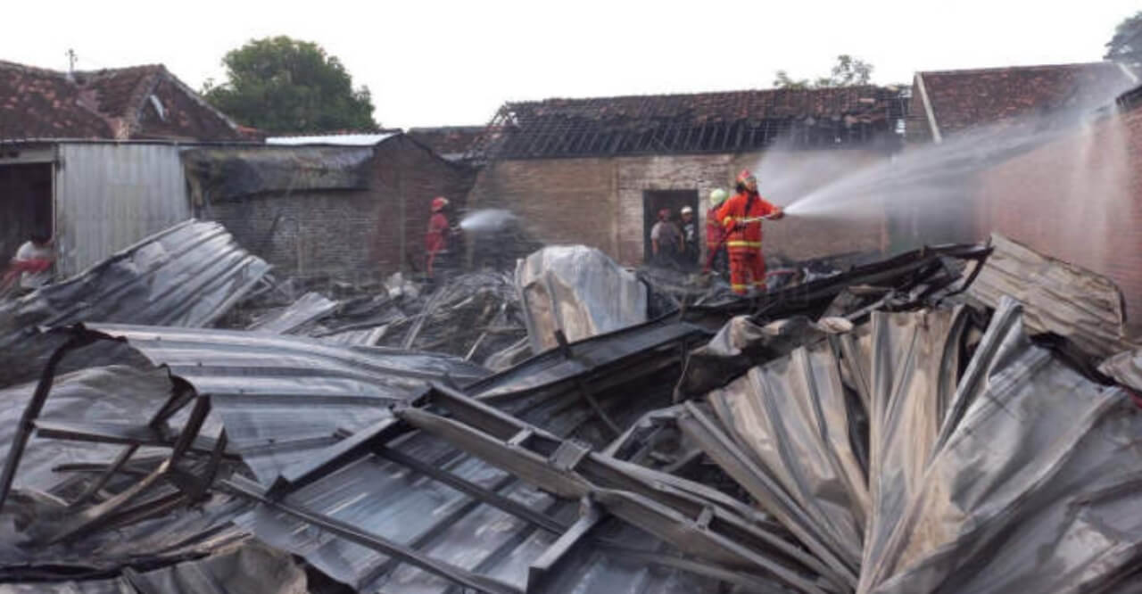 Gudang Perabotan Rumah Tangga Terbakar di Weleri Kendal, 2 Rumah Warga Ikut Terdampak