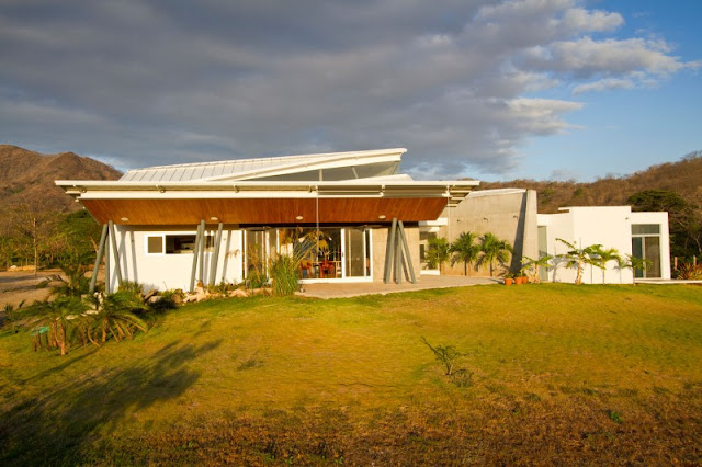 Casa Construida En Madera Permite La Luz Natural En Los Espacios De Vida