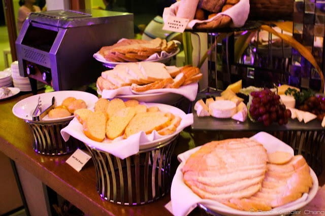 Bread Selection in Spice Market