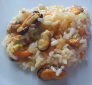 Arroz picante de verduras y mejillones