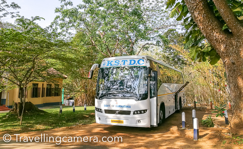 Everyone headed towards the bus which took us to Railway station and we got to see the Golden Chariot.  There were special arrangements for welcoming all the guests. As we reached, we realised that there was another big group who had come directly to the train.