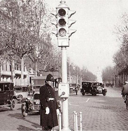 Policjant obok pierwszego elektrycznego sygnalizatora świetlnego w Barcelonie