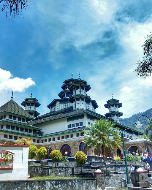 Masjid Raya Bayur dipinggir danau Maninjau, Kabupaten Agam, Sumatera Barat