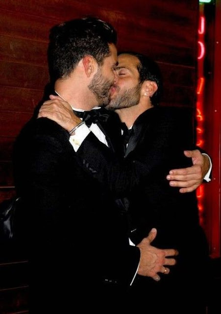 Kissing Celebrities | Celebrity Kissing