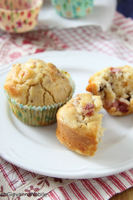 Muffin con pancetta, noci e parmigiano reggiano