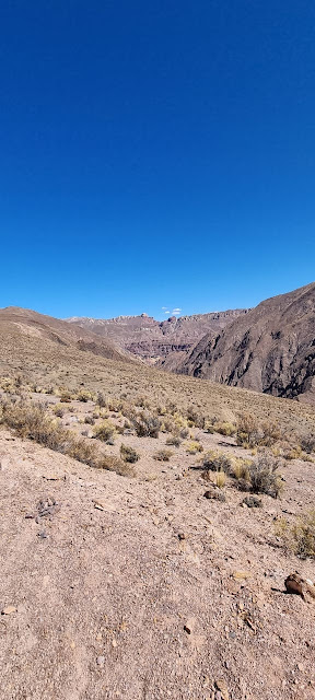 Unterwegs in den Bergen von Bolivien. Dem Hauptsitz der Pfarrei „San Francisco de Asis“ Esmoraca: 3.503 m über dem Meeresspiegel, Provinz Sud Chichas, Departement Potosí und Mojinete mit seinen Gemeinden in der Provinz Sud Lipez Teil derselben Pfarrei.