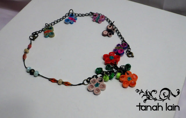 Pulsera de flores de papel