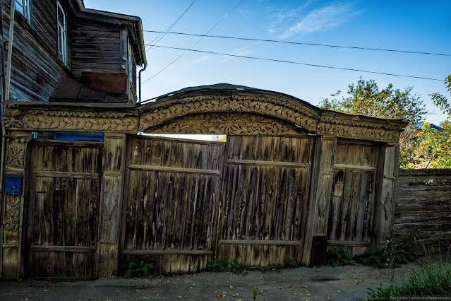 Старые деревянный ворота с резными деталями