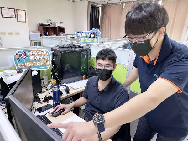 ▲青艦學員嘉軒(左)由職場導師帶領。（記者林明佑翻攝）