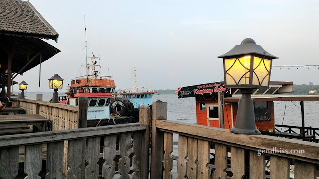 Beberapa perahu dan kapal yang berlabuh di sekitar cafe