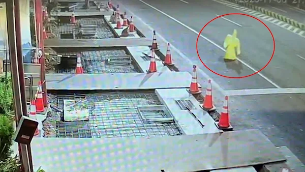 ▲彰化縣溪州鄉中山路二段附近，民眾行車紀錄器拍下「黃色雨衣」詭譎漂浮行走，疑似靈異現象的影片po網引起社會大眾恐慌。（記者林明佑翻攝）