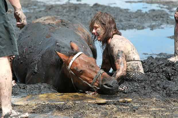 بالفيديو والصور.. امرأة استرالية تعرض حياتها للخطر لتنقذ حصانها من الغرق في الوحل