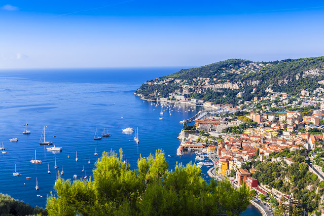 foto de cima pegando uma visão geral da baía de Nice