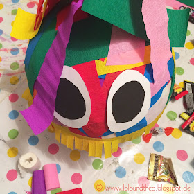 Pinata auf bunter Basteldecke