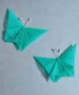 http://www.manualidadesplus.com/2011/08/como-hacer-mariposas-origami-para.html