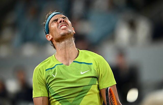 Rafael Nadal durante sua partida contra Novak Djokovic na terça-feira em Roland-Garros. (Anne-Christine Poujoulat/AFP)