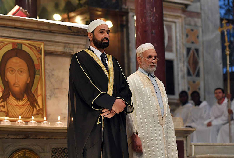 Na Basílica de Santa Maria in Trastevere (Roma),  os líderes islâmicos convidados pela Santa Sé Ben Mohamed e Sami Salem,  de costas para o Evangelho, falaram e fizeram orações do Islã ofensivas contra os cristãos… 