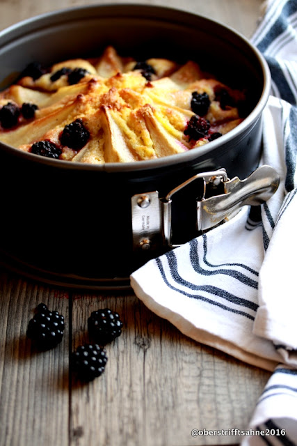 Rührkuchen mit Marzipan, Birnen und Brombeeren