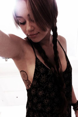 Miley decided to show off her new dream catcher tattoo on Twitter yesterday 