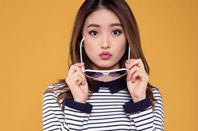 Biografi Natasha Wilona   Biodata  Nama Lengkap : Natasha Wilona  Tempat Lahir : Jakarta Tanggal Lahir : 15 Desember 1998 Agama : Kristen Pekerjaan : Aktris Tinggi Badan : 167 (sekarang sudah lebih mungkin) Twitter : @15natashawilona   Biografi   Natasha Wilona, artis cantik ini lahir pada tanggal 15 Desember 1998, yaps, Natasha Wilona lahir pada tahun 1998, banyak yang tidak mengira kalau Natasha Wilona masih semuda ini, mungkin karena wajah Natasha Wilona yang sangat cantik :D Natasha Wilona ini mulai dikenal banyak orang ketika memerankan peran Chery dalam sinetron yang berjudul Yang Masih Dibawah Umur yang ditayang kan di RCTI saat itu, artis cantik yang yang menganut agama kristen ini mempunyai akun twitter @15natashawilona. diumurnya yang masih muda ini Natasha Wilona sudah banyak berkarya dan berhasil menghibur jutaan penonton, bahkan dirinya juga pernah memerankan seseorang yang sedang hamil, akting ini dilakukan Natasha Wilona dalam sinetron Sakinah Bersamamu, dalam sinetron ini Natasha Wilona berperan sebagai Selia. Sinetron yang membuat namanya melambung yaitu sinetron yang tayang di RCTI, yaitu sinetron buatan Sinemart yang berjudul Anak Jalanan, dalam sinetron ini Natasha Wilona berperan sebagai Reva dan beradu akting dengan kekasihnya sendiri, yaitu Stefan William yang berperan sebagai Boy. Saat itu Natasha Wilona masih menjadi pacar Stefan William namun sekarang mereka sudah putus da