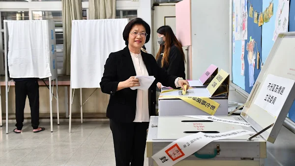 ▲第16任總統、副總統及第11屆立法委員選舉，今天上午彰化縣長王惠美前往戶籍所在地鹿港鎮鹿港國中的投開票所投下神聖的選票。（彰化縣政府提供）