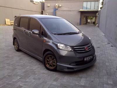 modifikasi mobil honda freed hitam