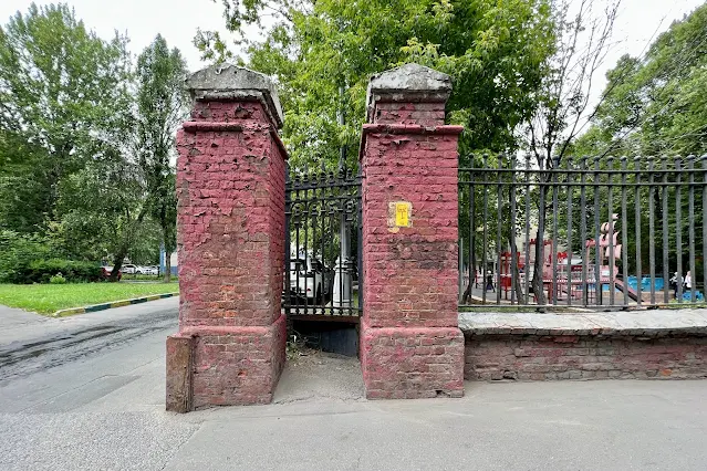 Новоалексеевская улица, ограда (построена в 1892 году), ворота