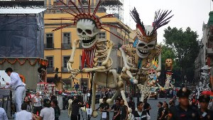 Día de Muertos: cómo la saga de James Bond “inventó” el llamativo desfile de Ciudad de México