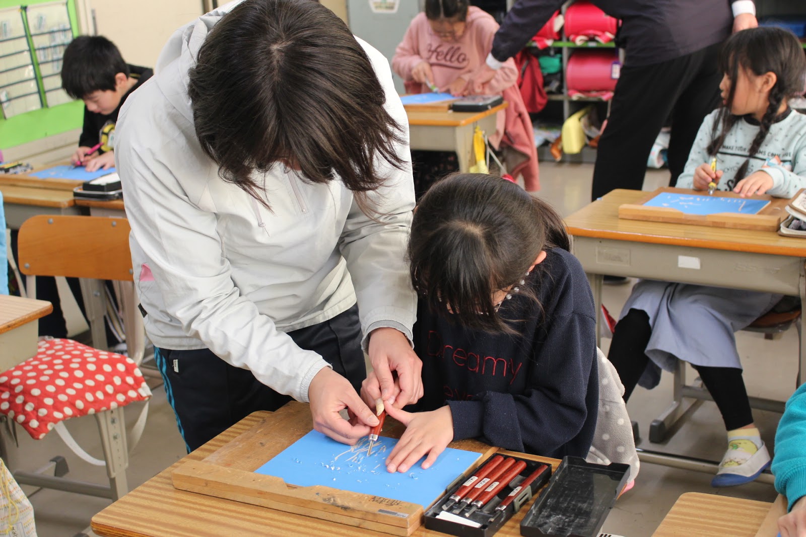 千葉県市川市立稲越小学校のニュース ４年生 彫刻刀教室