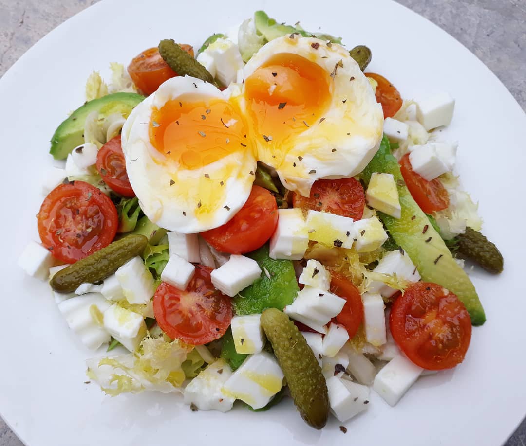 Ensalada con queso y huevo 